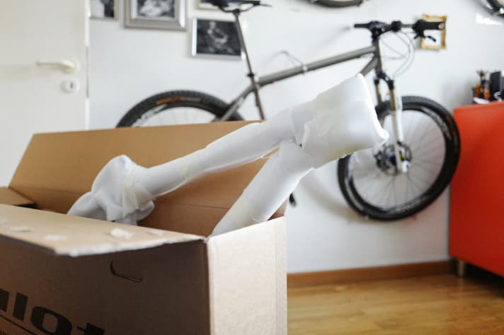   Zwei Monate nach der Bestellung ist das Paket aus Holland da. Und hier ist er: Ein Hardtail-Rahmen mit BSA-Lager, Ausfallenden für Steckachse, Hydroform-Rohren  und komplett innen liegenden Zugführungen. Di2 only. Wenn schon, denn schon.