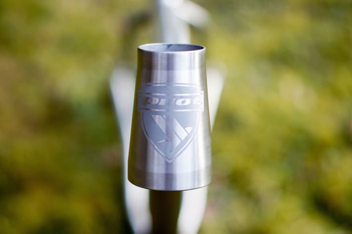   A naked head tube is just crying out for a pretty headset. An "InSet2" from Chris King promises stress-free steering for many, many years. Will be ordered immediately. Oh yes, the frame was of course immediately put to the BIKE test bench. The "absolute stiffness" is a good 58 N/mm with a frame weight of 1640 grams. For comparison: A Ghost Lector World Cup has 42 N/mm at 1148 grams, a Canyon Exceed CF SLX 8.9 Pro 55 N/mm at 970 grams.