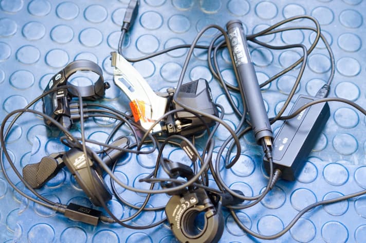   It's getting serious! The Shimano package has arrived. I wouldn't have thought how many individual components make up a Di2 groupset. Every piece of cable, every small part is individually packaged. The photo shows only a small part of the whole thing. Online retailers tempt you to buy the XT Di2 groupset with attractive offers. But beware! Even the ordering process requires detailed specialised knowledge. Where should the battery be located? In the seat tube, in the steerer tube or on the outside next to the bottle cage? This question alone determines the length of the cables, which have to be ordered individually piece by piece. And it is not yet clear whether the frame allows internal routing and, if it does, where to route it. These are questions that the bike companies' product engineers normally have to deal with so that buyers can sit on their complete bike and ride off. But if you want to fit the Di2 yourself, you first have to get to grips with it.