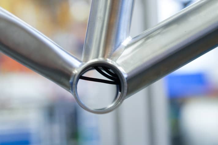   Whew! It works. However, the joy is followed by disillusionment: the battery is designed for a 27.2 mm post, but the required adapter for 31.6 mm posts is not available at the moment. The attempt to integrate the battery into the fork steerer tube as an alternative fails due to the special inner tube shape of the intended Rock Shox SID. The only solution is a little tinkering with foam to force the battery into the seat tube after all. It works temporarily. Hopefully the adapter will be available soon.