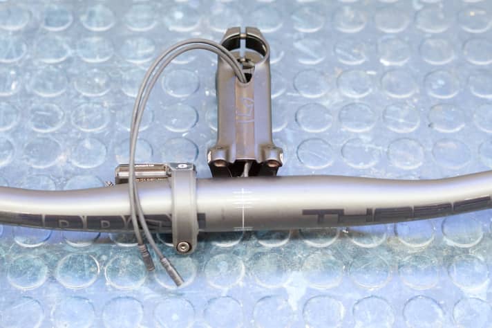   It's amazing what's available. Accessories manufacturer PRO even offers a special Di2 handlebar (Tharsis) and a matching stem. This allows the cables to run almost completely inside.