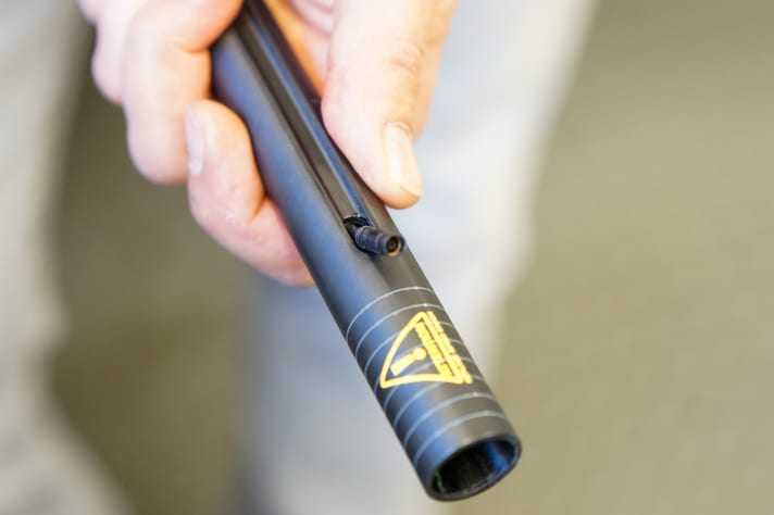   A short struggle with the unruly cable for the gear lever, then the end finally peeks out of the exit opening. A pair of pliers helps to pluck it into its final position. Now repeat the same procedure with the cable for the front derailleur shifter. The cockpit is now roughly wired.