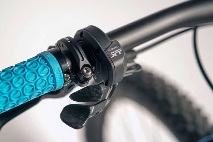   Interesting concept: although a touch display or whatever would probably also work, you press a switch just like a mechanical circuit. Anything else would probably confuse your reflexes. For the start, I fitted the left and right levers, although one lever would be enough to operate both the shifters and derailleur. As soon as I get used to electric shifting, I'll unscrew the left lever and try to reprogramme the Di2 system for one-handed operation. At the moment, the thought is stressing me out a bit. I can't even manage to stream films on my smart TV.