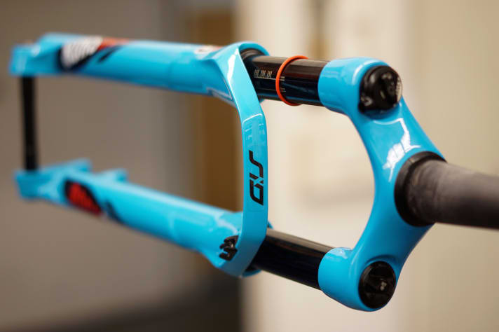   Damit das Bike nicht aussieht wie ein Schwarz/Weiß-Foto, muss ein bisschen Farbe her. Die Rock Shox SID in der streng limitierten Rio-Lackierung überzeugt mit top Funktion und bringt optischen Pep. Ich kann es gar nicht erwarten, mit forschen Trail-Ritten ihr heißblütiges Temperament zu entfachen.