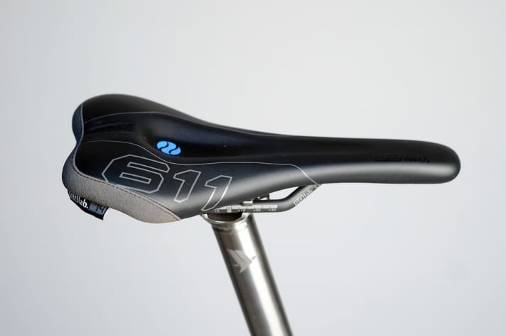   Versenkbare Sattelstütze? Nix da! Zum einen baut man sich damit nur ein Defekt-Risiko ans Bike. Und dann sind die Dinger auch noch schwer. Die Stütze bleibt oben! Steilstück? "Brust raus, Arsch hoch!", heißt es in einem Song von Disco//Oslo. Die Titan-Stütze von Pilot stemmt den neuen SqLab 611 Ergowave-Sattel mit Carbon-Gestell in Position. Die leichte Variante der 611er Ergowave-Serie wiegt knapp 150 Gramm und wird direkt mit dem Dauertest unterzogen.