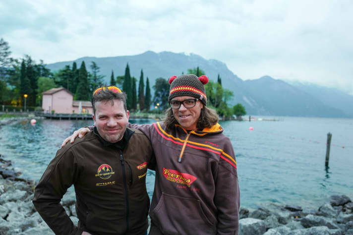   The maiden voyage is fast approaching, only the wheels are still missing. High time to email the guys in the photo. The guy on the right in the picture is Peter Wouters, an MTB-crazy Dutchman who offers high-end wheels at affordable prices with his brand 9th Wave. The guy on the left in the picture is his mate and painter Jacko Quik, who customises the wheels to the customer's specifications if required. Well, I can already think of a nice special order.