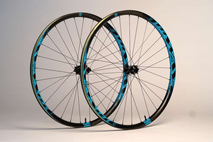   Bang! 9th Wave lettering with lots and lots of little Anarcho-A's - in the Pantone blue colour of the Rio SID. Printed wafer-thin on the carbon fibre according to my specifications. Painting would also have been possible, but a little heavier and more prone to scratches.