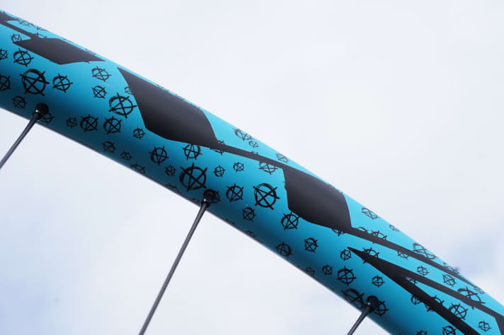   Ready for unrestrained marathon rides: Wide, lightweight carbon rims with 24.5 millimetre inner width (outer: 30.5 mm), 9th Wave hubs with thru axles, high-quality, top-sealed bearings and aluminium freewheel with 36 teeth as well as DT Swiss Revolution spokes and aluminium nipples. All "tubeless ready" and hand-spoked in Holland. Weight: 1450 grams.