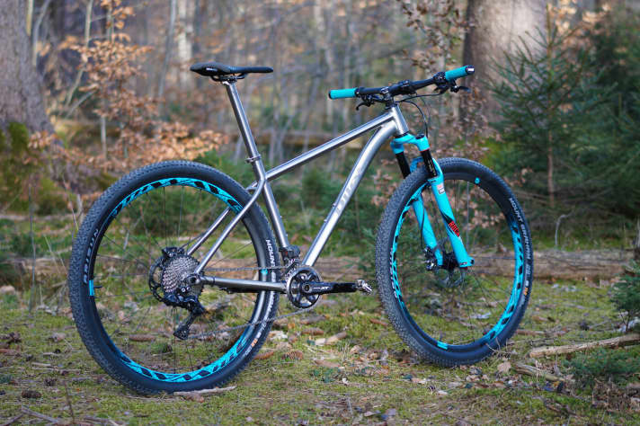   Einer der raren 100 Prozent-Momente, die einem im Leben vergönnt sind. Die Jungfernfahrt eines Custom-Bikes, das man selbst konzipiert hat. Passt die Geometrie? Ist das Bike leicht genug? Wie fühlt es sich an? Nach den ersten Momenten weicht die Anspannung ungebändigter Euphorie. Das Pilot fühlt sich an wie ein Körperteil. Die Schaltung summt präzise. Das Bike reagiert spritzig auf Pedaltritte. Alles prima. Dann werde ich die Di2 jetzt mal fleißig mit Kilometern, Schlamm und Staub versorgen. In Kürze zeige ich noch, wie man die Di2 per App programmiert. In diesem Sinne: ALWAYS THE HARD WAY!