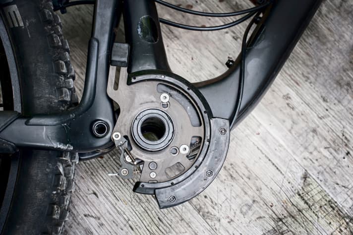   2. the shift/guide plate. Only the small eccentric pushes the slider plates up or down depending on their position.