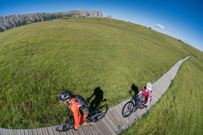   Hinten spitzt die Felsnadel des Schlern heraus.