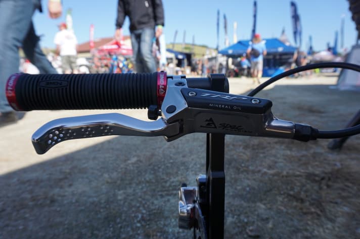   Besonders auffällig am Hebel der neuen TRP Quadiem-Bremse: Die breite Auflagefläche für den Finger.