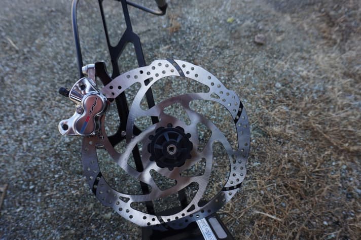   Sowohl Bremssattel als auch Bremshebel der TRP G-Spec-Modelle (hier Quadium) sind hochglanzpoliert. Die schwarzen Aussparungen in der Bremsscheibe sollen helfen, die Scheibe bei schlechtem Wetter sauber zu halten.