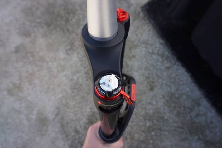   Am silbernen Drehrad lässt sich an der BOS Deville die neue Traktionskontolle einstellen, am schwarzen Ring die Druckstufe. Der rote Hebel dient zur Schnellverstellung der Traktionskontrolle. 