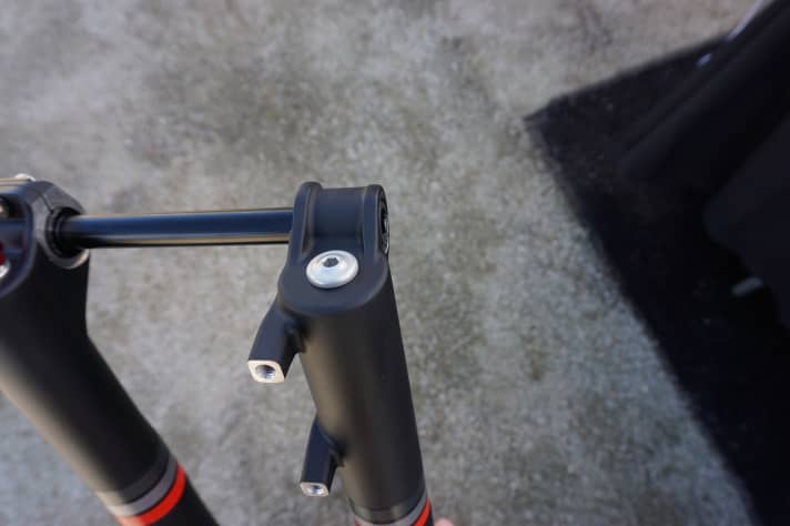   Zum Einstellen des Ansprechverhaltens muss die linke Seite der Gabel aufgeschraubt werden. Tokens wie bei Rock Shox oder Fox für die Positivkammer gibt es nicht.