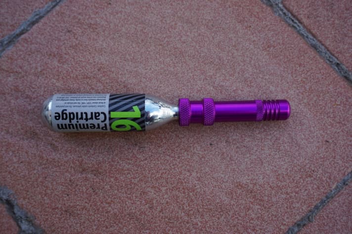   The Dynaplug Air Kit is equipped with a protective cover for the spike so that it can be stowed in a rucksack. The kit weighs no more than a conventional CO2 cartridge and costs around 75 euros.