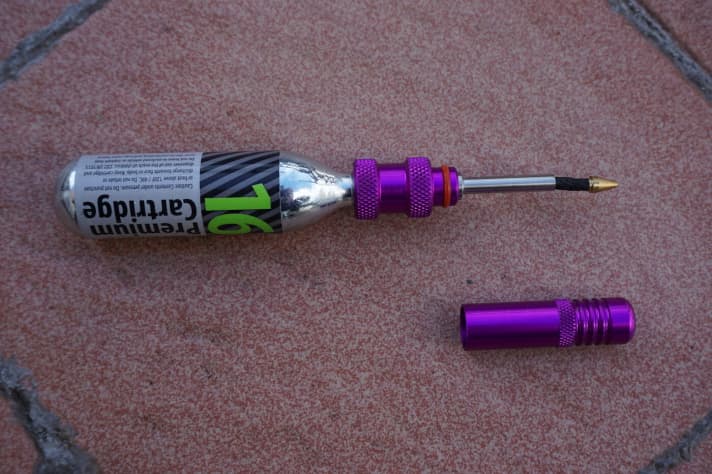   Der Dynaplug Ait Kit wird mit drei Gummifäden zum Flicken von Reifen und zwei CO2-Kartuschen ausgeliefert. Gummifäden können einfach nachbestellt werden. Für MTB-Reifen empfiehlt sich eine größere CO2-Kartsuche mit 32 Gramm. Das Dynaplug Air Kit kann beliebig oft wiederverwedet werden.