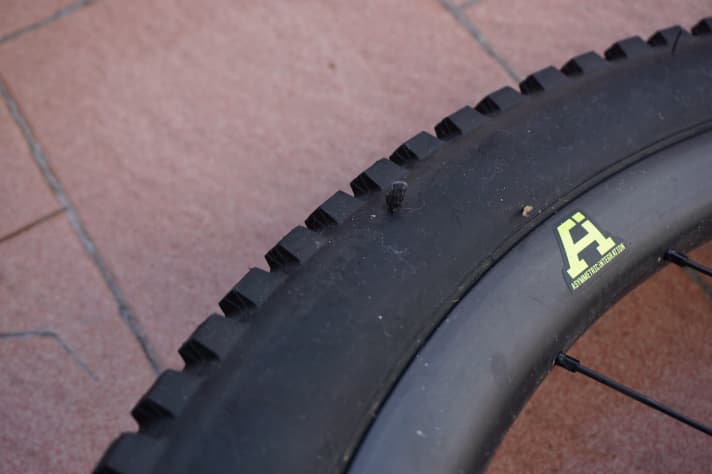   When the tyre is inflated again, simply pull the entire spike out of the casing. The sticky rubber thread remains in the carcass, bonds with the tyre and seals the hole. The small metal spike also remains in the centre of the tyre. Once the tyre has been repaired, you can continue riding without any problems.