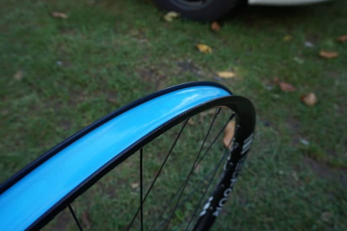   Die Maulweite der VED Four-Laufräder beträgt 27 Millimeter. Das Felgenbett ist für die Tubeless-Montage geeignet.