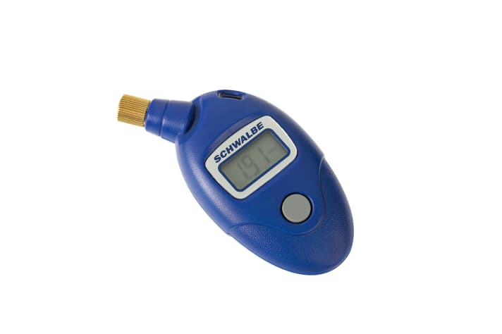   <a href="https://www.awin1.com/cread.php?awinmid=11768&awinaffid=471469&clickref=B+Schwalbe+Airmax+Pro&ued=https%3A%2F%2Fwww.rosebikes.de%2Fschwalbe-airmax-pro-digitaler-luftdruckprufer-2695128" target="_blank" rel="noopener noreferrer nofollow">Schwalbe Airmax Pro</a> *