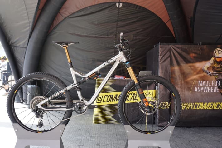 This Commencal Meta AM V 4.2 was put together using the À la Carte configurator. The bike rolls on Fox suspension and costs around 5000 euros.