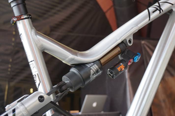 The premium Fox Float X2 shock costs € 550 extra and should make the rear suspension even better on descents.