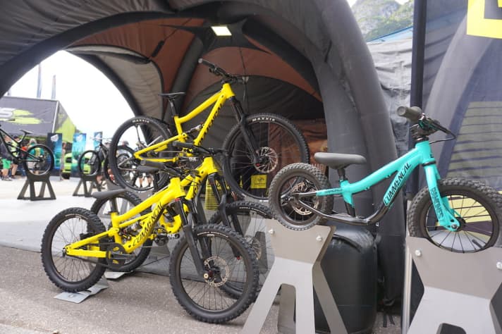 Die Commencal Kinder-Fullys halten auch den Einsatz im Bikepark aus. Hier Bikes mit 20, 24 und 27,5 Zoll Reifen. Im Vordergrund das Commencal Laufrad mit 12-Zoll-Rädern und 140-mm-Scheibenbremse :-)