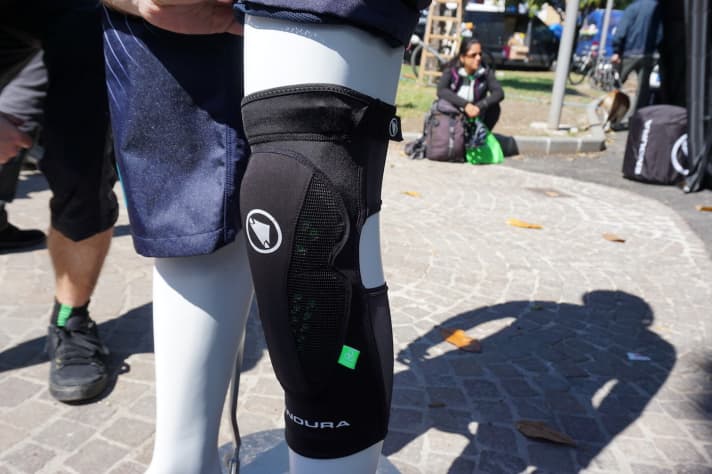   Das vorgeformte Pad des MTR-Knieschoners schmiegt sich gut an das Knie an und deckt den oberen Teil des Schienbeins mit ab.