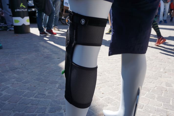   Die Kniekehlen sind ausgespaart, um Reibstellen beim Treten zu verhindern. Die restliche Rückseite des Schoners besteht nur aus leichtem Mesh-Material.