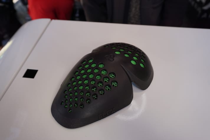   Das Pad des des MTR-Knieschoners ist flexibel und kann aus dem Schoner entnommen werden.