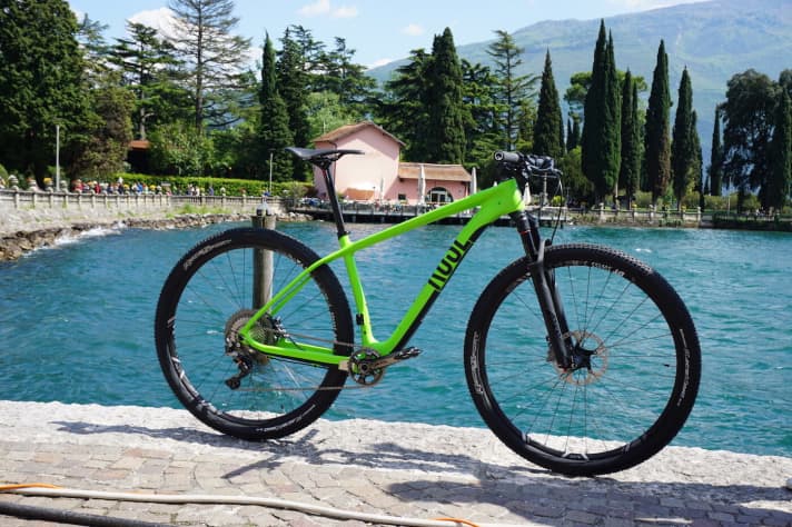   Für 3499 Euro spendiert Rose seinem Psycho Path eine komlette XTR-Gruppe und verbaut ausschließlich Marken-Anbauteile. Laut Hersteller bringt das Bike nur 9,3 Kilo (ohne Pedale) auf die Waage.