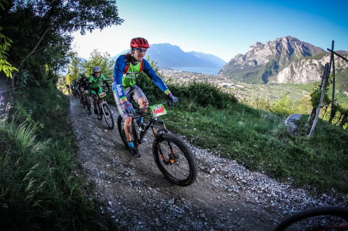   Wide-angle mode or reality? Against the wide plus tyres, the marathon competition looks like it's been planted on a road bike - it's clear that BIKE editor Florentin Vesenbeckh had to adapt his choice of clothing accordingly and resort to shorts and a baggy shirt.