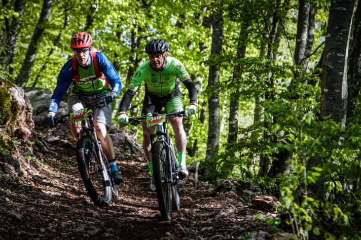   Auf der Überholspur: Bergab überzeugt das Plus-Bike mit Sicherheit, Komfort und Reserven. Da kommt Sehnsucht nach härterem Gelände auf.