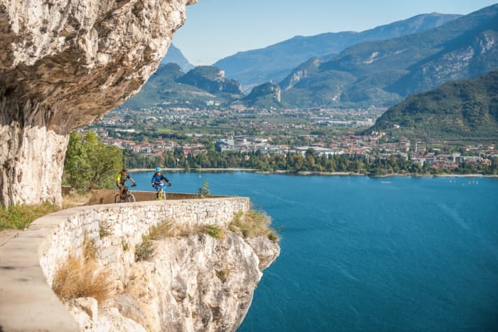   Always impressive: the Ponale road, perhaps the longest terrace on Lake Garda. It was closed for a long time after a landslide in 2000. Access to Tremalzo was therefore cut off. Today, the road is a developed trail. On festival days, all hell breaks loose here.