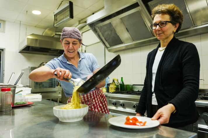   Das Hotel Panorama in Pregásina ist seit jeher der Biker-Hotspot schlechthin. Die Sonnenterrasse ist immer proppevoll. Küchenchefin Dolores Toniatti (li.) weiß, was Biker lieben. Ihre Spaghetti aglio e olio sind absolute Spitzenklasse und machen selbst die müdesten Wagen wieder munter. An Tagen wie beim Festival hilft Schwester Michaela im Service, damit keiner lange warten muss.