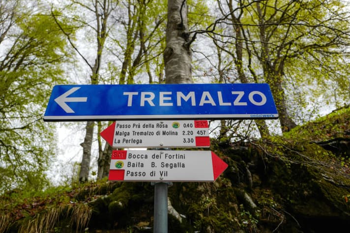   Die Beine sind schon gemästet mit Höhenmetern, aber erst an diesem Schild geht es so richtig los. Die heilige Schotterstraße zum Tremalzo. Neun Kilometer lang und stellenweise richtig kraftraubend. Aber das Panorama! Herrlich!