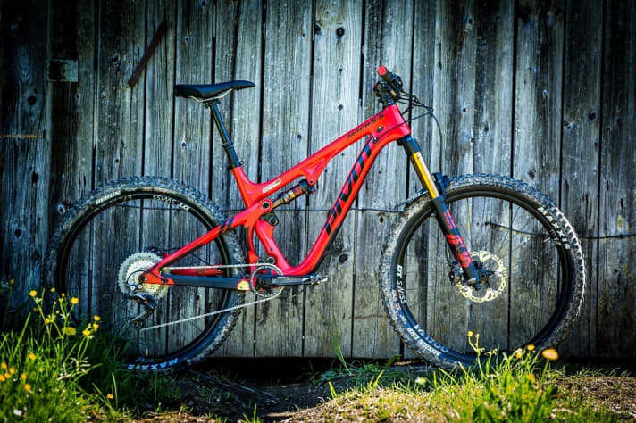   Laut Pivot wiegt der Rahmen des Mach 5.5 ohne Dämpfer 2350 Gramm (Größe Medium) und kostet 3699 Euro. Das abgebildete Komplettbike bringt laut Hersteller gerade einmal 12,2 Kilo auf die Waage und kostet mit Shimano XT-Ausstattung 7299 Euro.