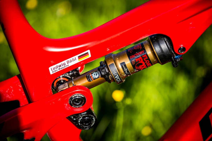   Der Sag-Indikator hilft beim Setup ungemein. Auch zu erkennen: Die hintere Dämpferaufnahme ist kugelgelagert. Die meisten anderen Bikes verwenden hier herkömmliche Bushings (Gleitlager).