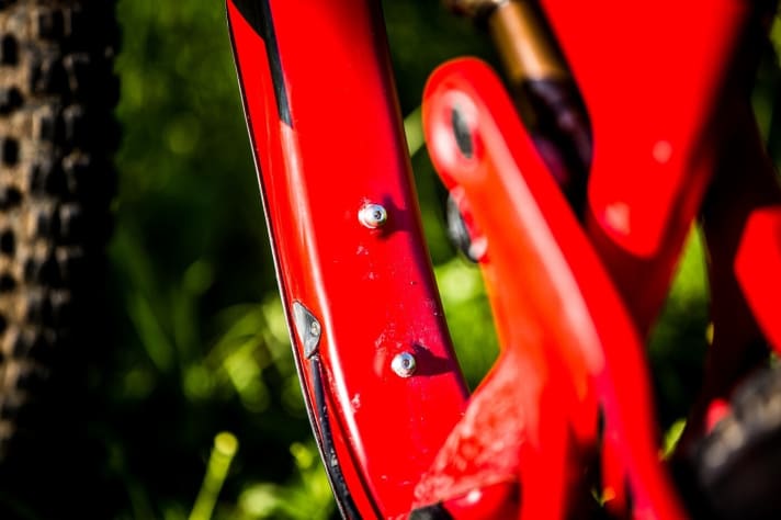   The new Pivot Mach 5.5 is available in five frame sizes from XS to XL. According to the manufacturer, even the smallest frame fits a large water bottle.