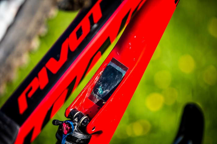   Der neue Pivot Mach 5.5 ist mit zahlreichen Öffnungen für Foxs neues elektronisches Fahrwerkssystem vorbereitet. Wir sind gespannt, wann Fox das Live Valve präsentiert?