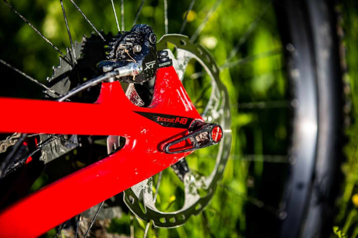   Der Rahmen verfügt über den neuen Boost-Standard (148 mm Hinterachse) und eine Direct Mount-Bremsaufnahme für 180 mm Bremsscheiben. Größere Scheiben können am Hinterrad aus Platzgründen nicht gefahren werden.