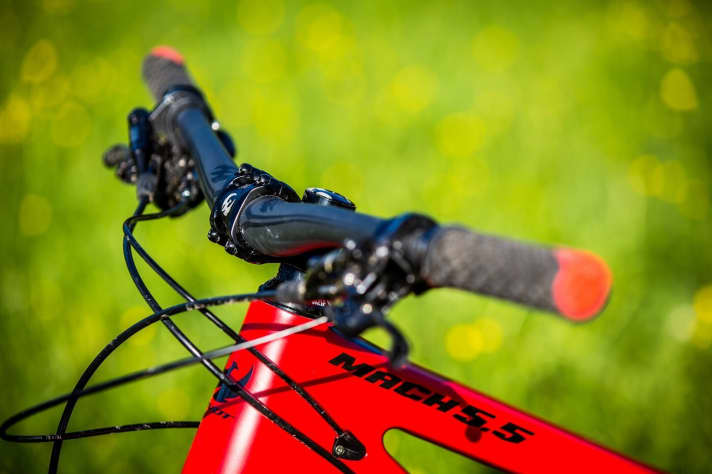   Mit Phoenix Components bringt Pivot eine eigene Marke für Lenker, Vorbauten, Sättel, Griffe und Sattelstützen an den Start, die hauptsächlich an den Pivot-Komplettbikes verbaut wird, aber auch im Nachrüstmarkt erhältlich ist. Die Griffe verfügen über das Padlock System und entstanden genau wie die Sättel in Zusammenarbeit mit WTB.