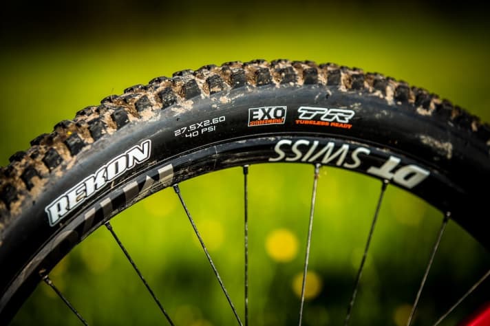   Ab Werk wird das Mach 5.5 mit 27,5x2,6 Zoll Reifen und 35 Millimeter (Maulweite) breiten Felgen ausgeliefert. Schmalere Reifen können jederzeit verbaut werden, Plus oder 29er-Reifen passen nicht in das Pivot.