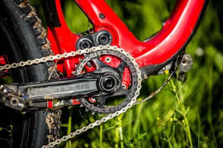   Das Mach 5.5 verfügt sowohl über eine ISCG-Aufnahme für Kettenführungen, als auch über die Möglichkeit, einen E-Type-Umwerfer für 2-fach-Schaltungen zu montieren. Außerdem ist der Rahmen mit Platz für einen integrierten Akku unter dem Tretlager und vorbereiteten Zugausgängen mit Shimanos elektronischer Di2-Schaltung kompatibel.