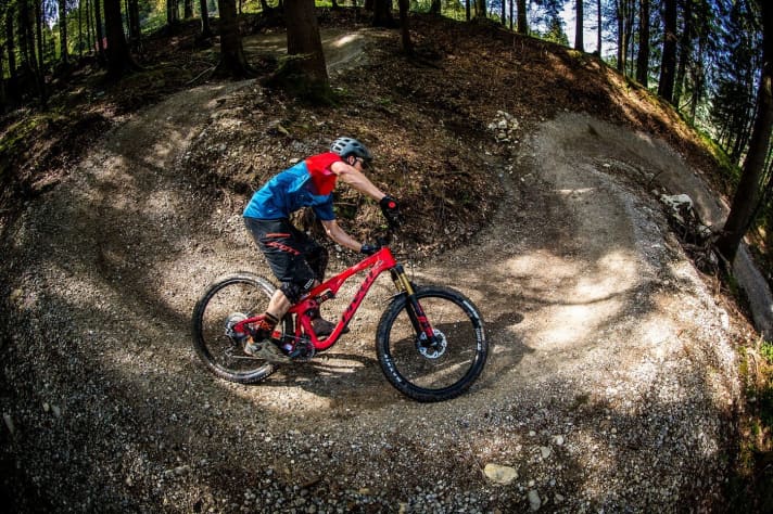   Der neue Bikepark Oberammergau bot zahlreiche Teststrecken, um einen ersten Fahreindruck vom neuen Pivot Mach 5.5 zu erhalten.