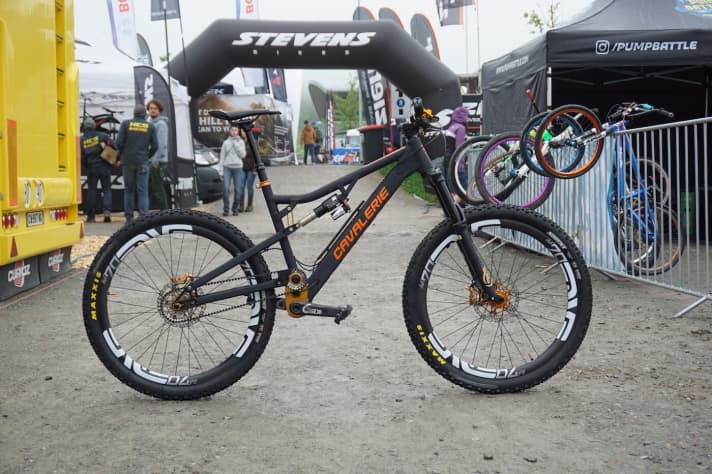   The Cavalerie Anakin has 160 millimetres of suspension travel and, at 13.6 kilos, is extremely light for a geared bike. Both the frame and the gearbox are manufactured in France.