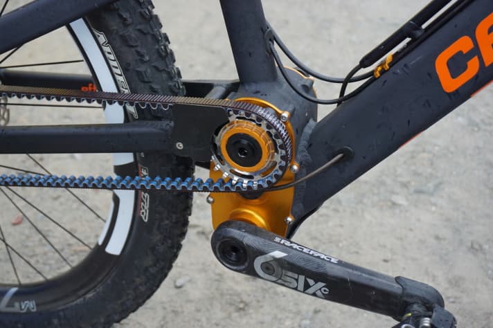   The pivot point of the rear triangle is located directly on the drive chainring, which is why the chain length of the Anakin does not change during compression. Even a defect-prone chain tensioner is superfluous with the Effigear gearbox.