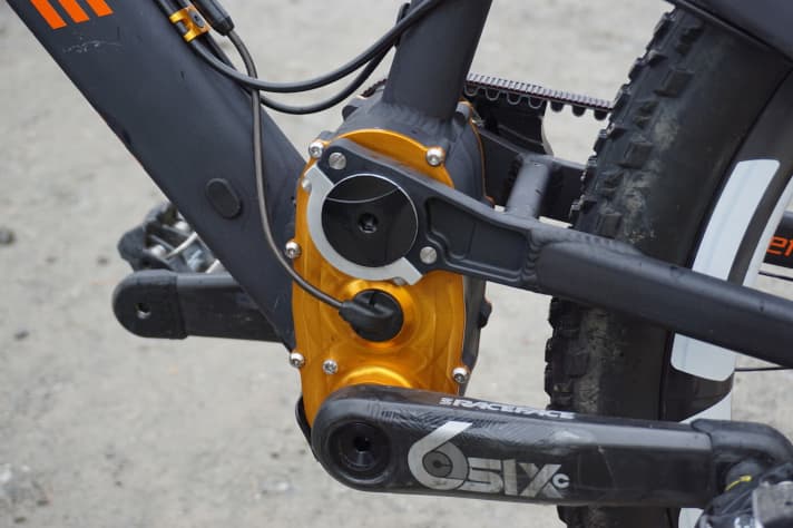   To save weight, lightweight Race Face carbon cranks can be installed instead of the Effigear aluminium cranks. Screwdriver-friendly: The rear triangle can be re-mounted without special tools and with standard industrial bearings.