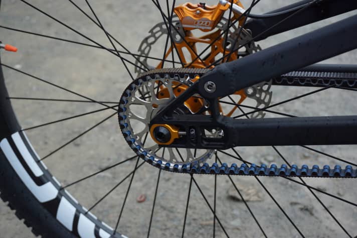   To keep the Gates belt under tension, the Cavalerie Anakin has horizontal dropouts.