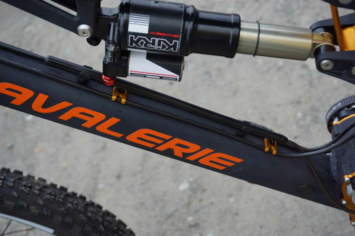   Pinion- und Rohloff-Getriebe müssen von zwei Zügen angesteuert werden, um die Gänge zu wechseln. Effigear verzichtet auf den zweiten Zug und verbaut dafür eine lange externe Feder, die hilft, die Gänge zu wechseln. Der Vorteil: Die Franzosen können einen normalen Sram 9-fach-Schalthebel (Trigger oder Gripshift) verwenden.